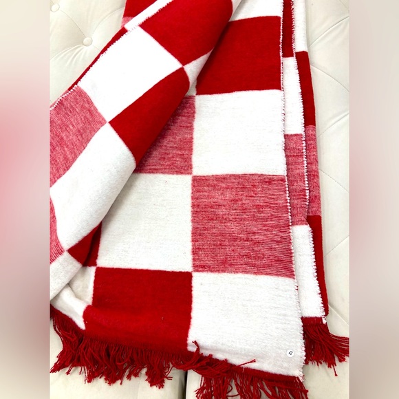 Red and white Check blocks with Fringe: Cotton/Acrylic winter Throw โ๏ธ๐ ๐งโ๐๐ซ - Picture 2 of 4